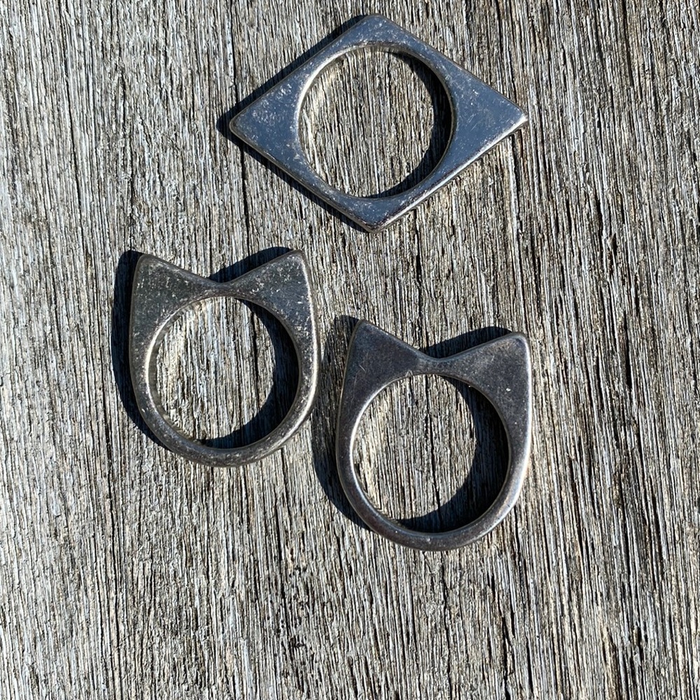 3 rings, 2 cat shape with 2 triangle ears